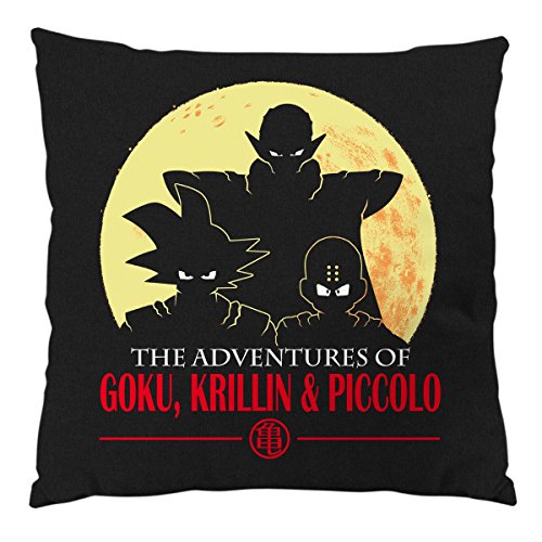 Cojín con relleno de 28x28cm color negro: "The Adventures of Goku, Krillin & Piccolo"